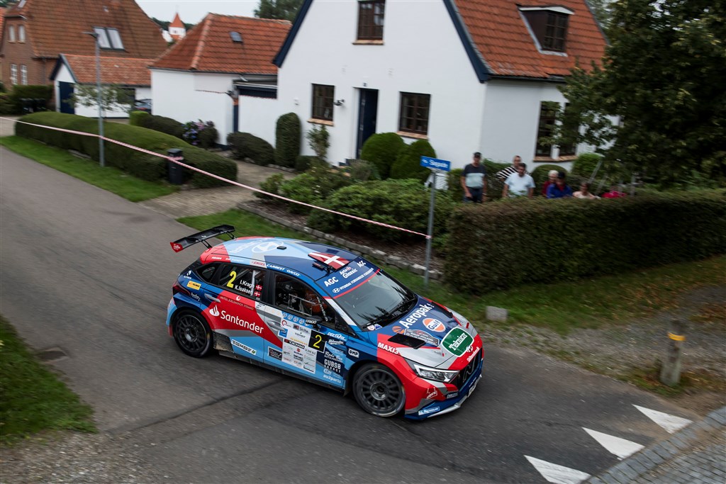 Ib Kragh kørte bogstaveligt talt rundt om sin bolig - og ramte naboens kantsten - ved au2parts Rally Jylland.
(Foto: Jokum Tord Larsen)